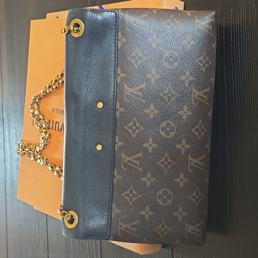 Louis Vuitton, Pallas Shoulder/Crossbody Chain Monogram Canvas Bag with Calfskin - Picture 4 of 16